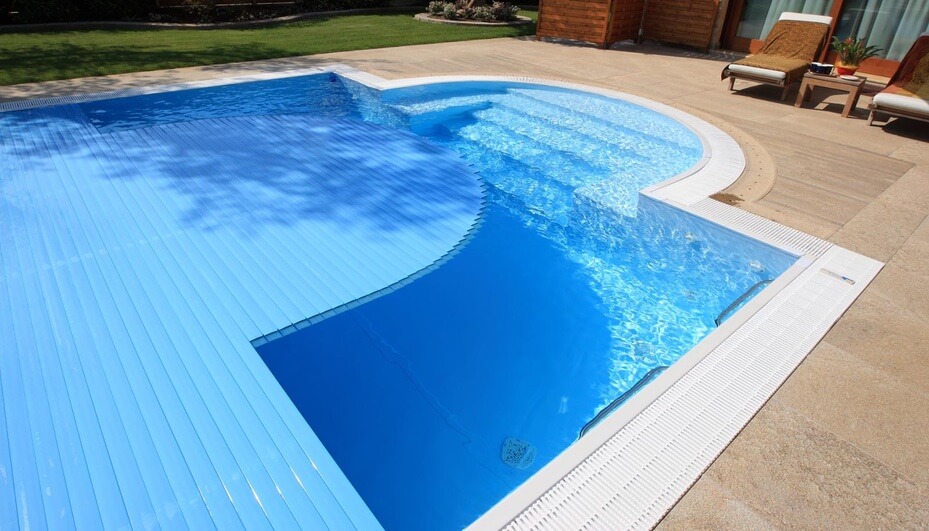 Copertura a tapparella rigida per piscina