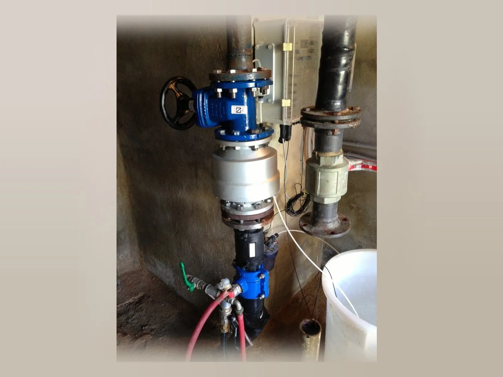 Magnetic scale inhibitor installed vertically on a water supply pipe