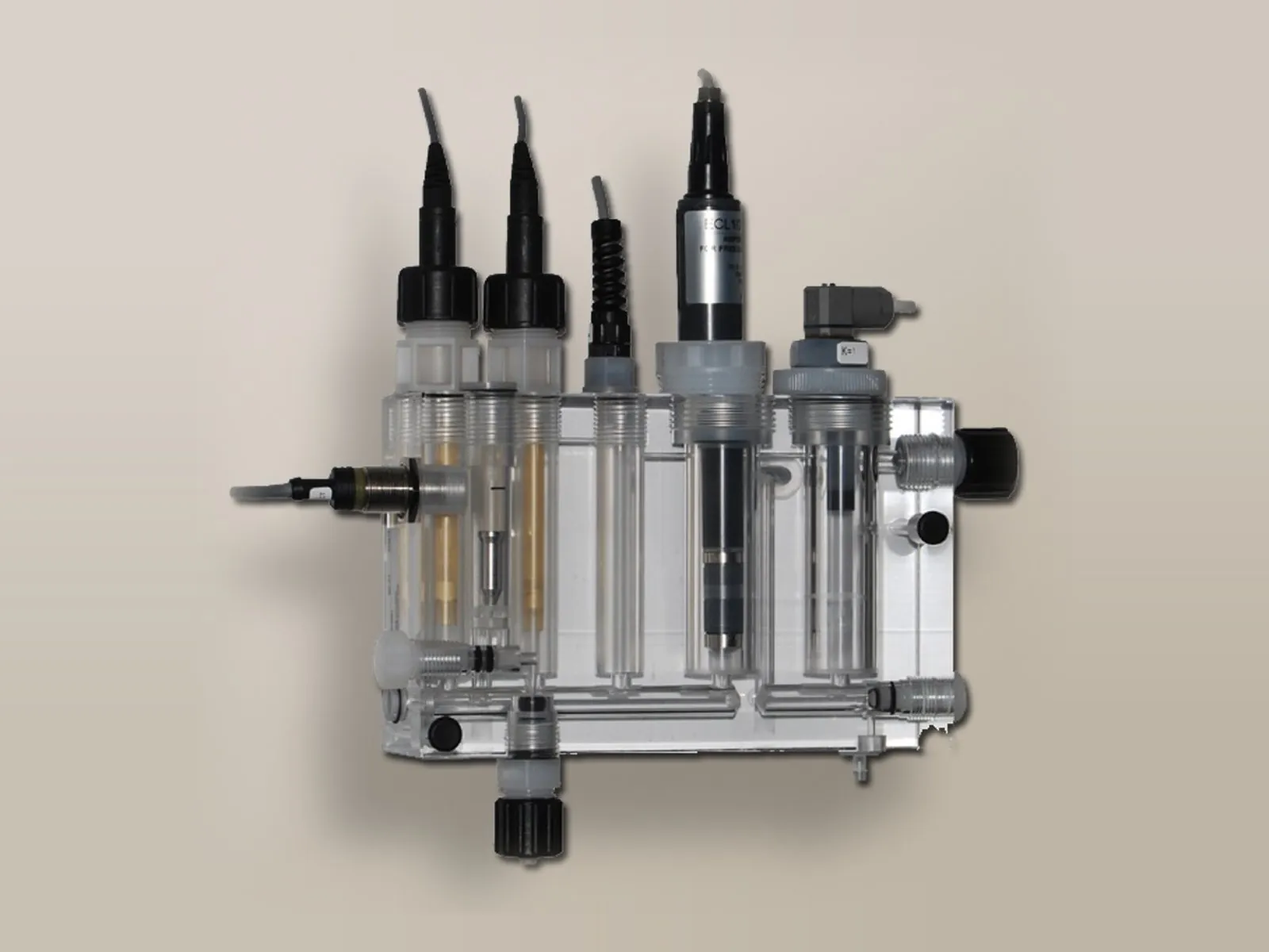 Flow-through probe holder with the probes installed
