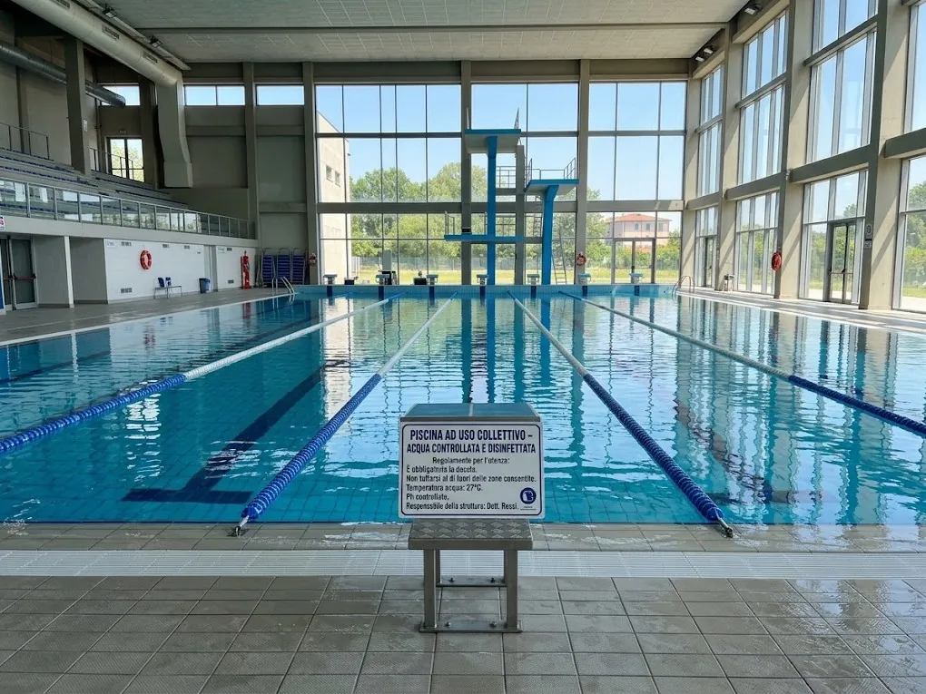 Public swimming pools and pools for collective use