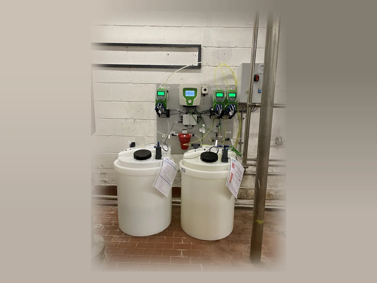 Sistema installato a parete nel locale tecnico con pompe dosatrici e serbatoi dei prodotti