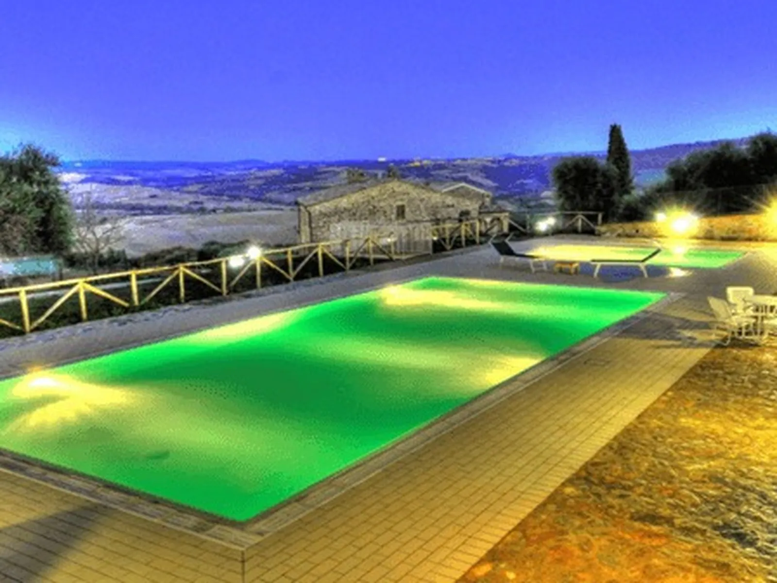 Piscina illuminata di sera
